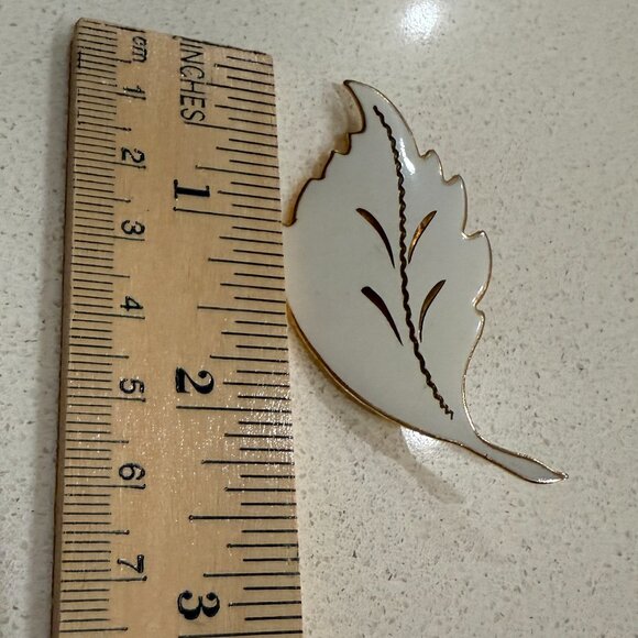 Gorgeous Winter White Enamel Brooch - Picture 6 of 6